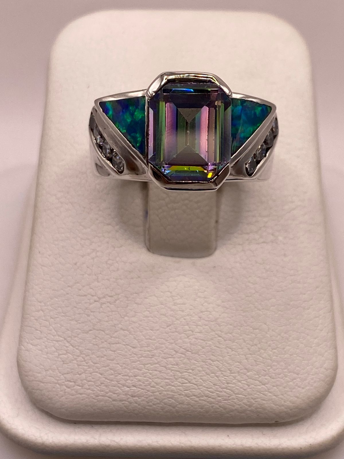 Anillo Contemporáneo de Plata Ley 925 con Ópalo de Fuego y Zirconia Tornasol, vista frontal