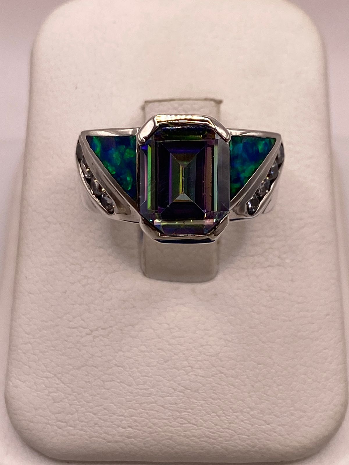 Anillo Contemporáneo de Plata Ley 925 con Ópalo de Fuego y Zirconia Tornasol en báscula mostrando peso