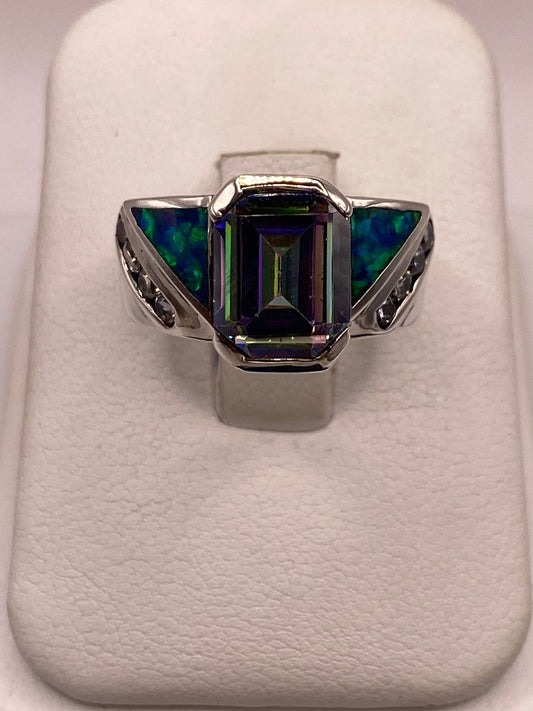 Anillo Contemporáneo de Plata Ley 925 con Ópalo de Fuego y Zirconia Tornasol en báscula mostrando peso