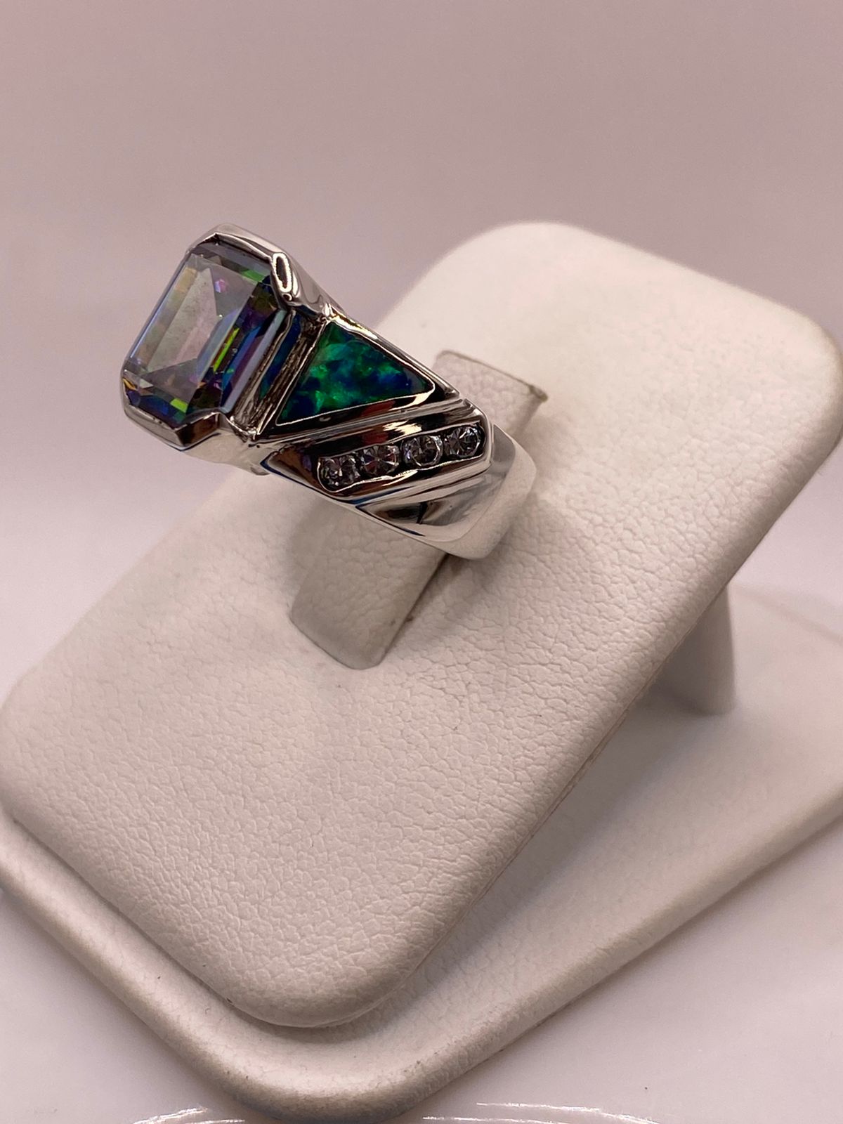 Anillo Contemporáneo de Plata Ley 925 con Ópalo de Fuego y Zirconia Tornasol, vista lateral