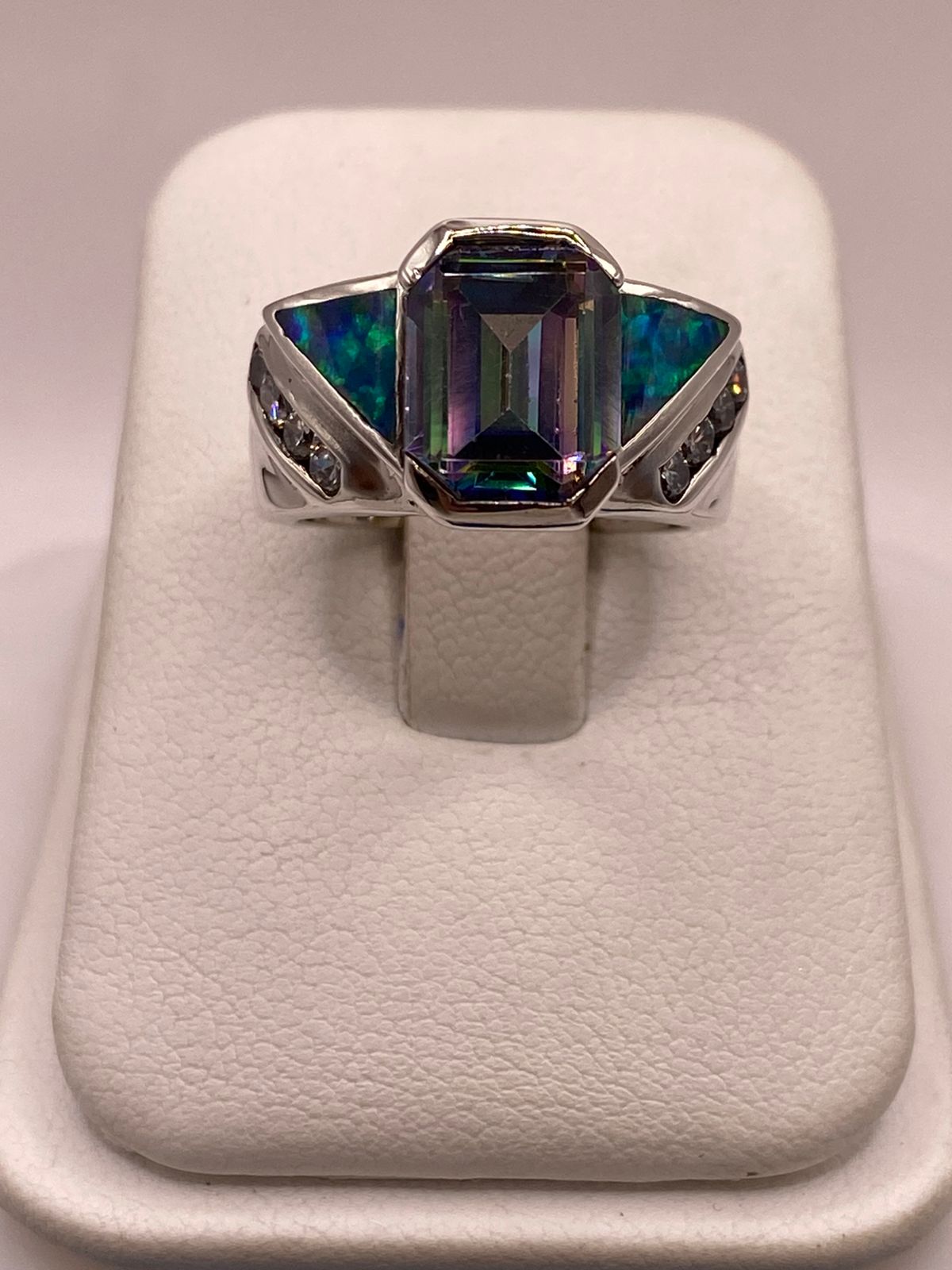 Anillo Contemporáneo de Plata Ley 925 con Ópalo de Fuego y Zirconia Tornasol, vista de detalle