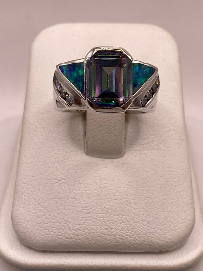 Anillo Contemporáneo de Plata Ley 925 con Ópalo de Fuego y Zirconia Tornasol, vista de detalle