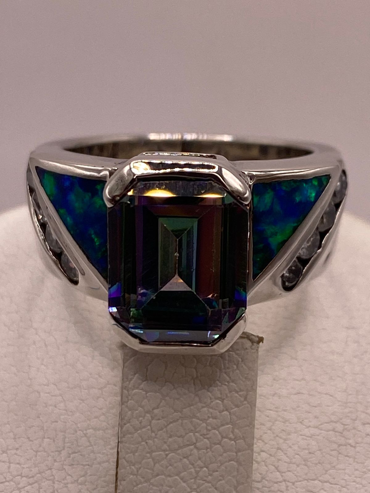 Anillo Contemporáneo de Plata Ley 925 con Ópalo de Fuego y Zirconia Tornasol, vista superior