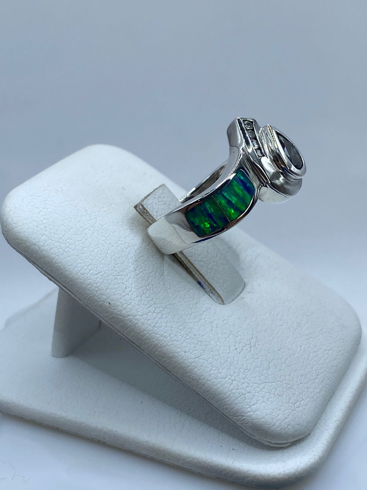 Anillo Contemporáneo de Plata Ley 925 con Ópalo de Fuego y Zirconias, vista lateral