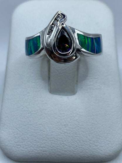 Anillo Contemporáneo de Plata Ley 925 con Ópalo de Fuego y Zirconias — detalle de acabado