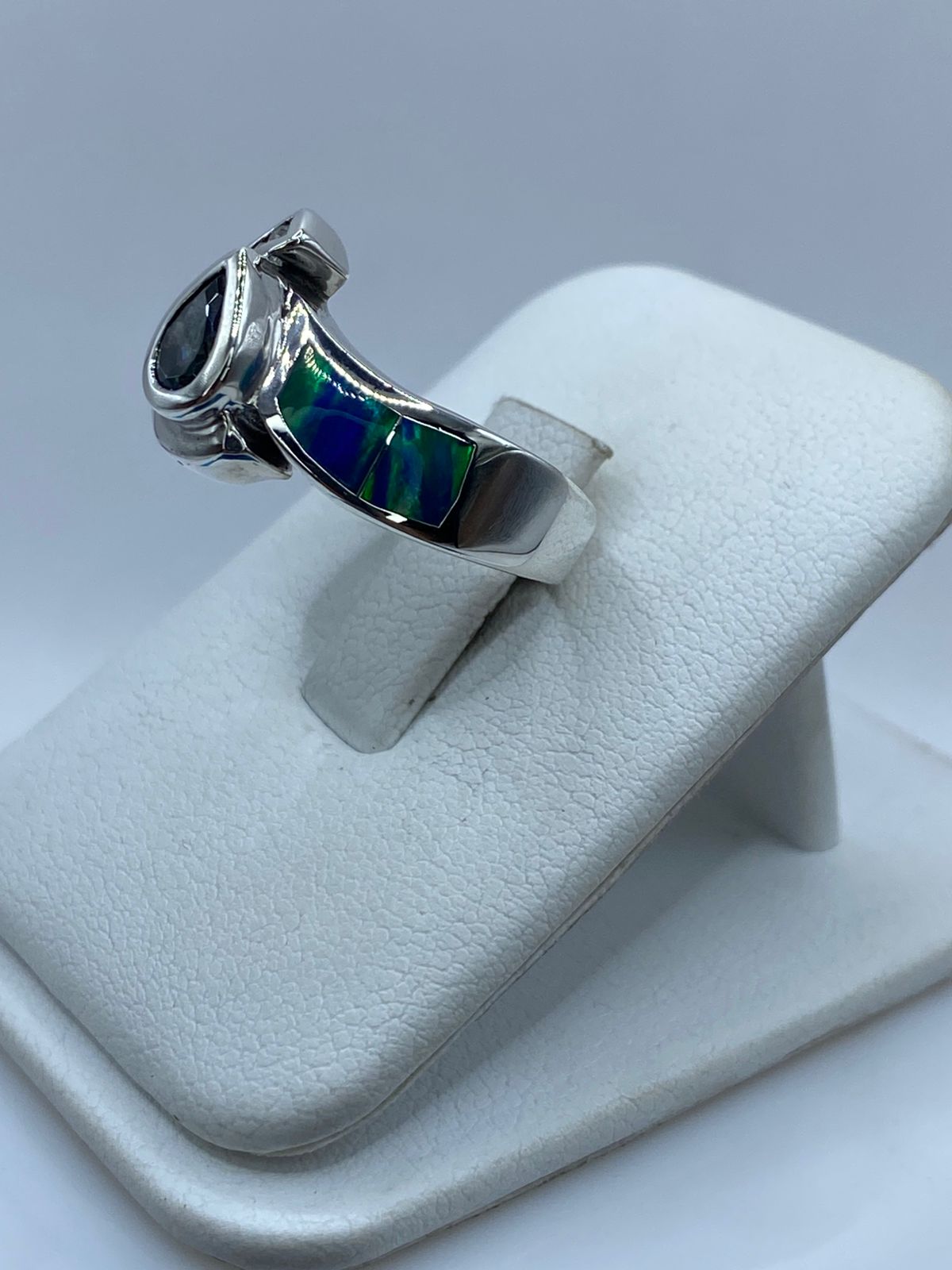 Anillo Contemporáneo de Plata Ley 925 con Ópalo de Fuego y Zirconias, vista de detalle