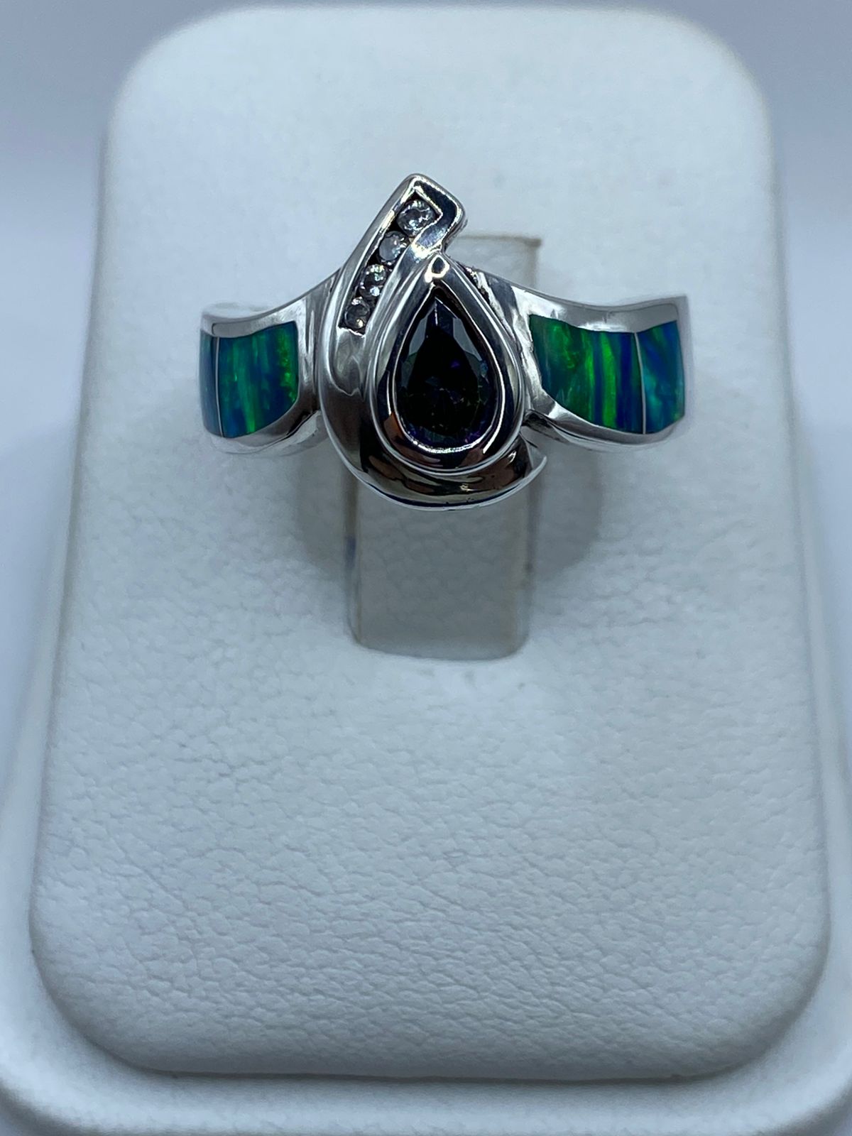 Anillo Contemporáneo de Plata Ley 925 con Ópalo de Fuego y Zirconias, vista superior
