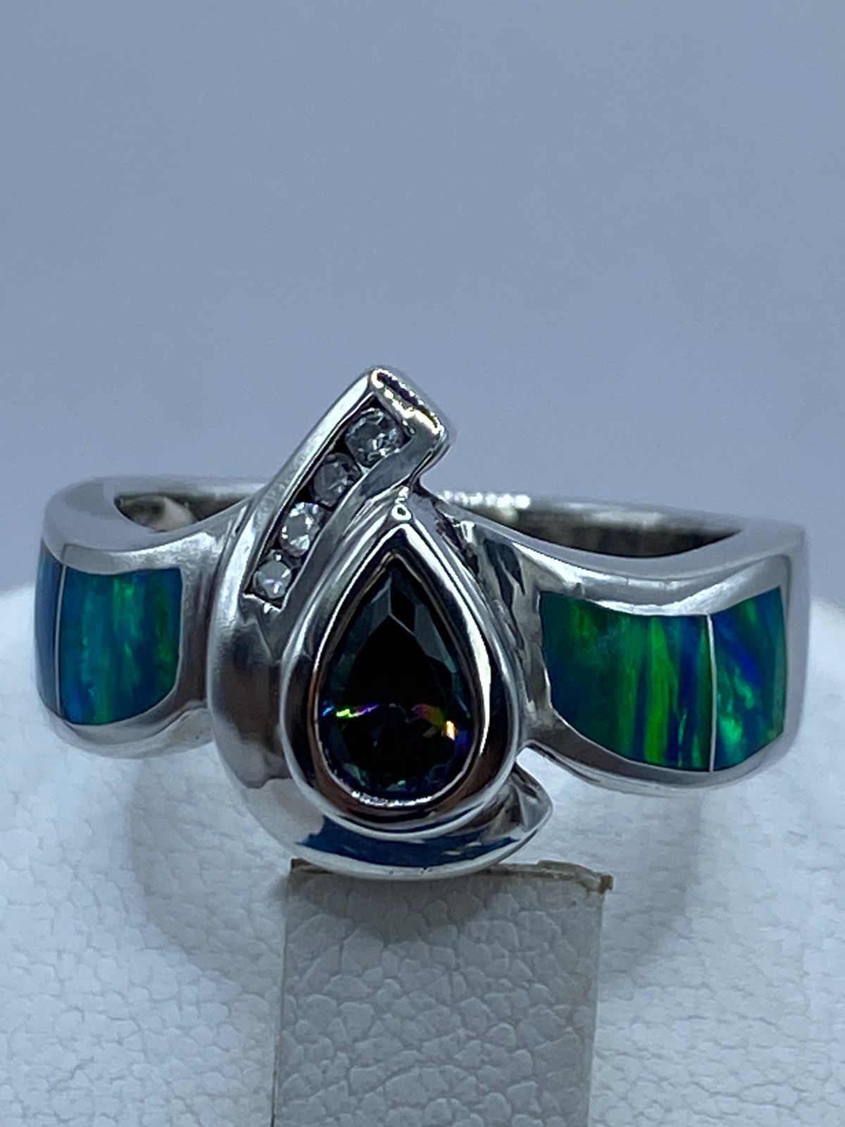 Anillo Contemporáneo de Plata Ley 925 con Ópalo de Fuego y Zirconias, vista posterior