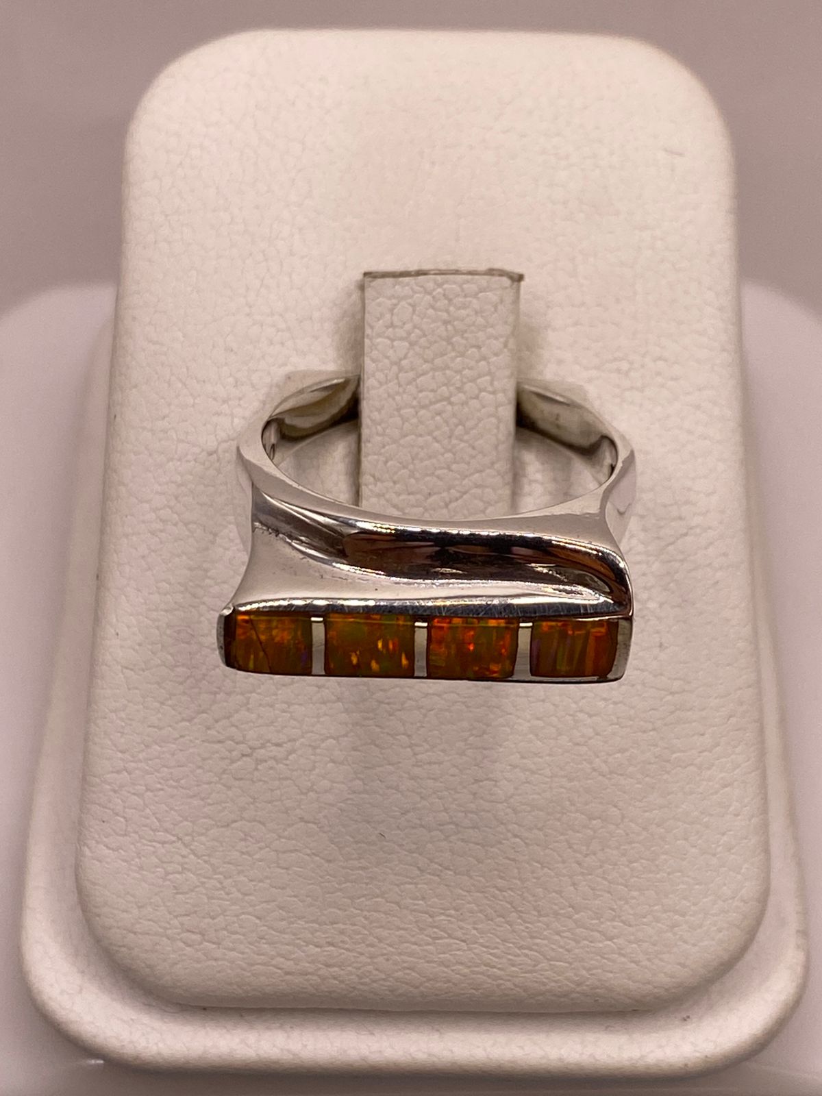Anillo Contemporáneo de Plata Ley 950 con Ópalo de Fuego Amarillo y Naranja, vista frontal