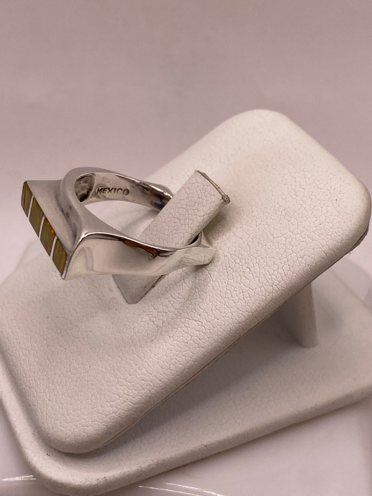 Anillo Contemporáneo de Plata Ley 950 con Ópalo de Fuego Amarillo y Naranja, vista lateral
