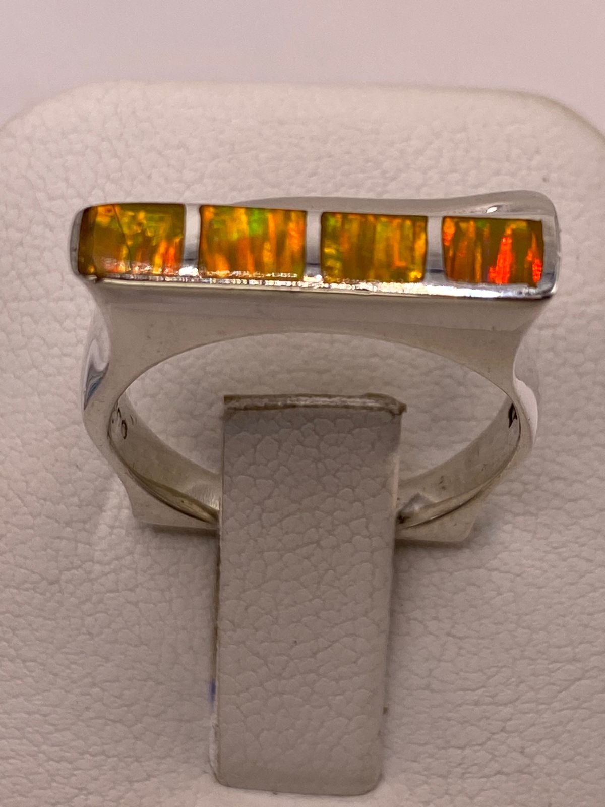 Anillo Contemporáneo de Plata Ley 950 con Ópalo de Fuego Amarillo y Naranja, sello de autenticidad Plata Ley .925