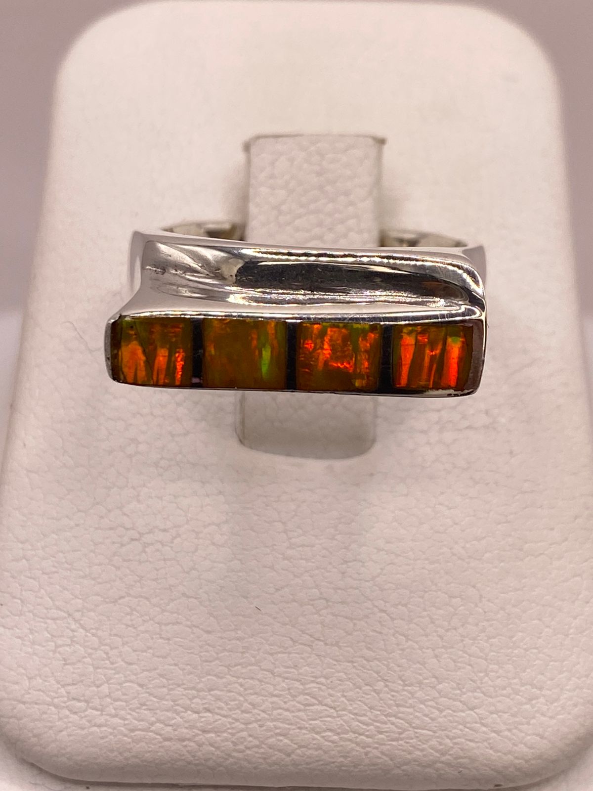 Anillo Contemporáneo de Plata Ley 950 con Ópalo de Fuego Amarillo y Naranja — ángulo diagonal