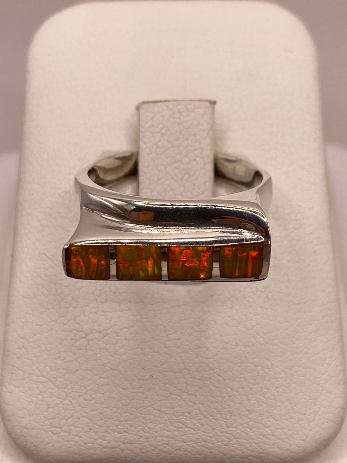 Anillo Contemporáneo de Plata Ley 950 con Ópalo de Fuego Amarillo y Naranja, vista de detalle