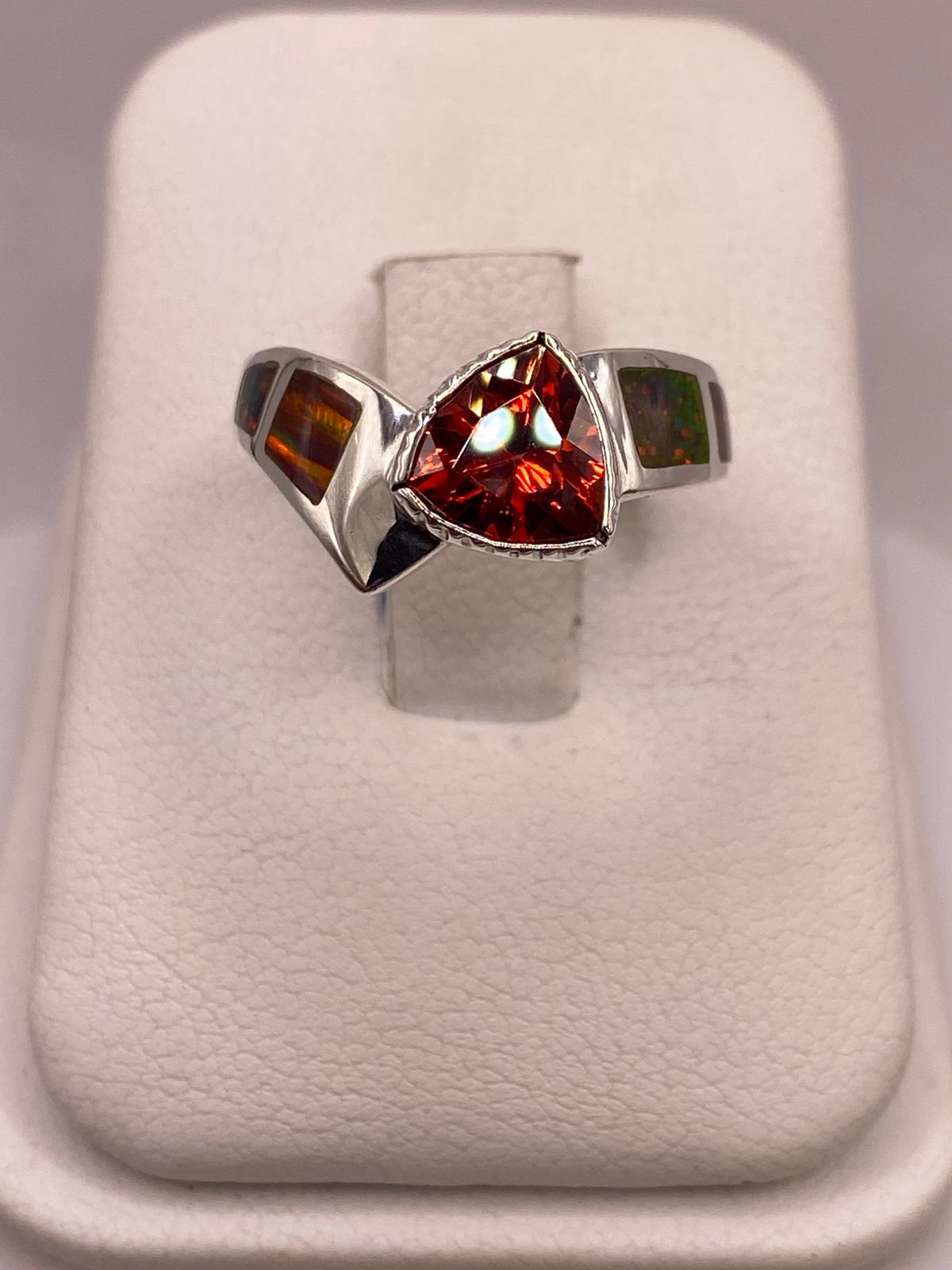 Anillo Contemporáneo de Plata Ley 950 con Ópalo de Fuego y Zirconia — detalle de acabado