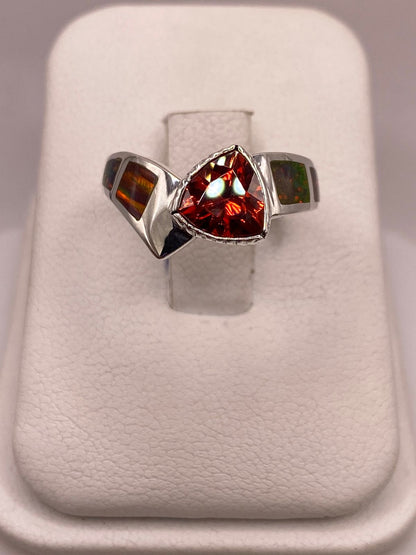 Anillo Contemporáneo de Plata Ley 950 con Ópalo de Fuego y Zirconia — detalle de acabado