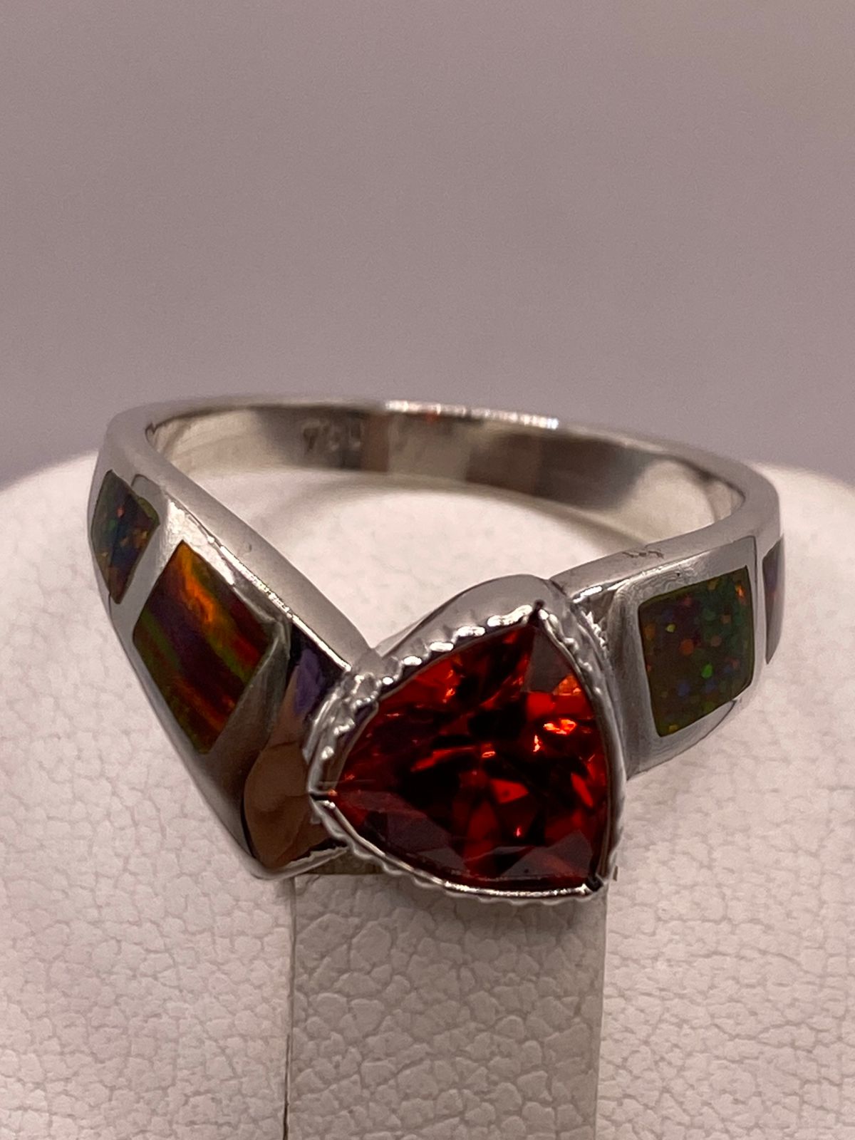 Anillo Contemporáneo de Plata Ley 950 con Ópalo de Fuego y Zirconia, vista posterior