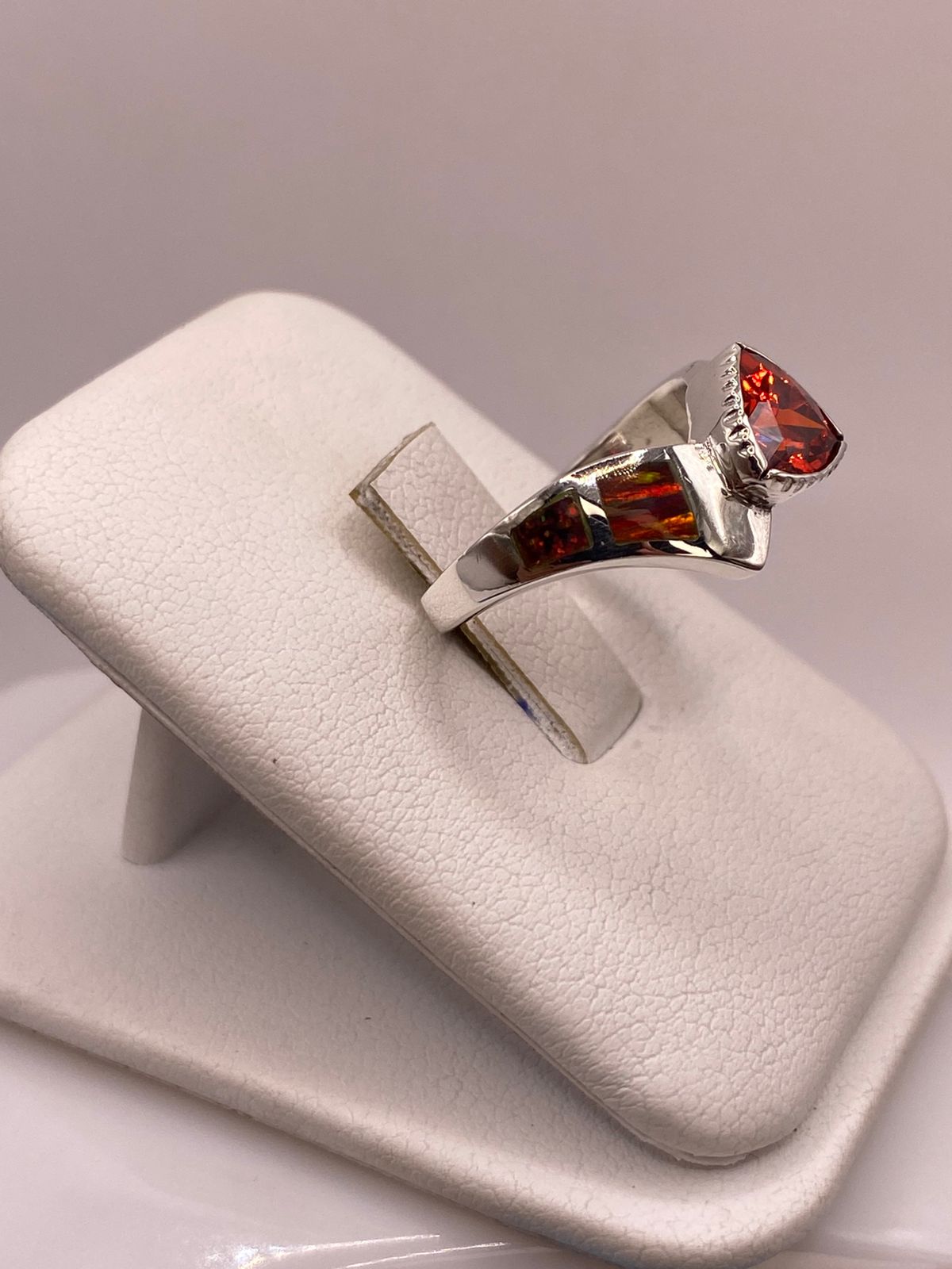 Anillo Contemporáneo de Plata Ley 950 con Ópalo de Fuego y Zirconia, vista lateral