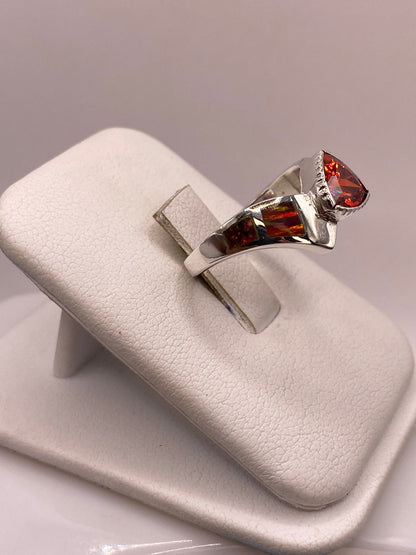 Anillo Contemporáneo de Plata Ley 950 con Ópalo de Fuego y Zirconia, vista lateral