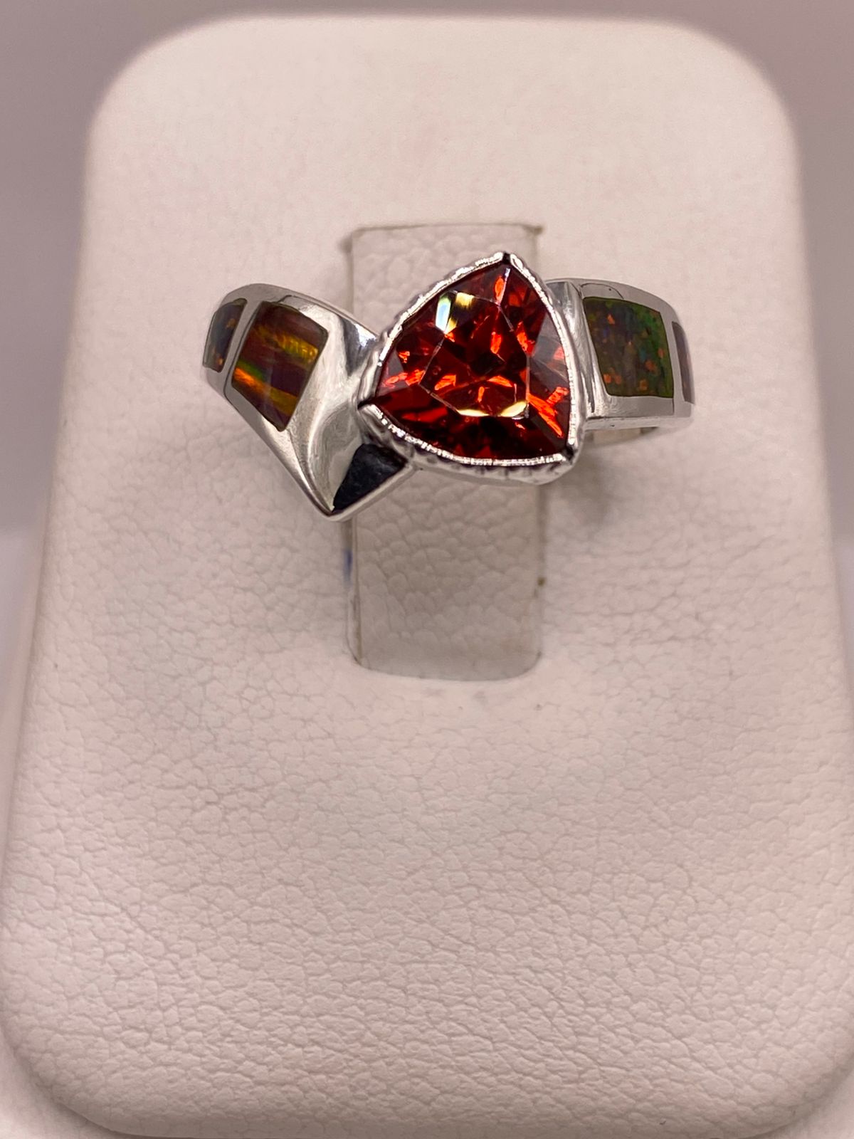 Anillo Contemporáneo de Plata Ley 950 con Ópalo de Fuego y Zirconia, vista frontal
