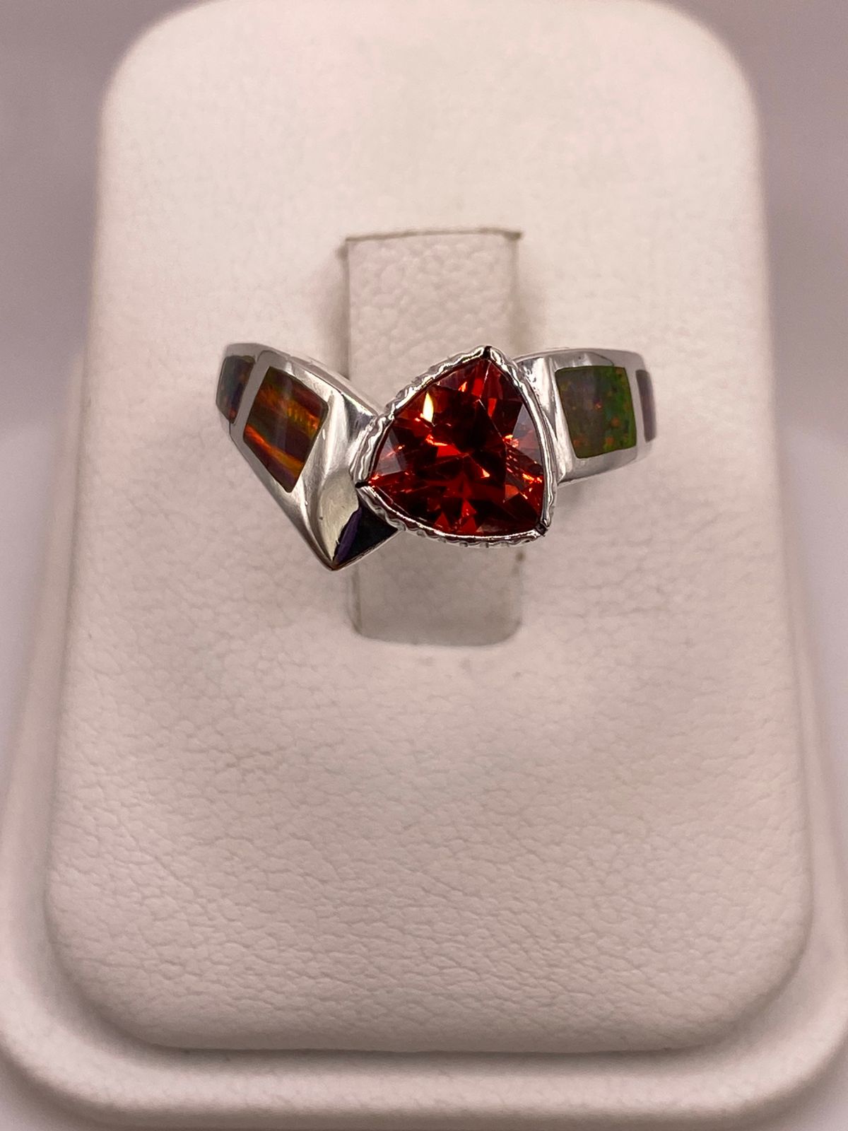 Anillo Contemporáneo de Plata Ley 950 con Ópalo de Fuego y Zirconia, vista superior