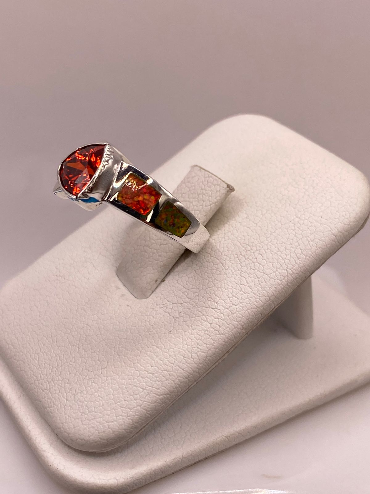 Anillo Contemporáneo de Plata Ley 950 con Ópalo de Fuego y Zirconia, vista de detalle