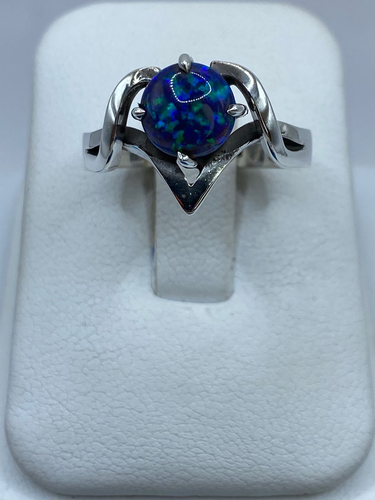 Anillo Contemporáneo de Plata .925 con Ópalo de Fuego, vista lateral