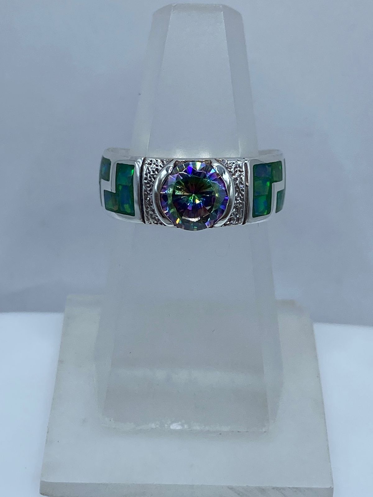 Anillo Contemporáneo de Plata .950 con Ópalo de Fuego y Zirconia Tornasol — ángulo diagonal
