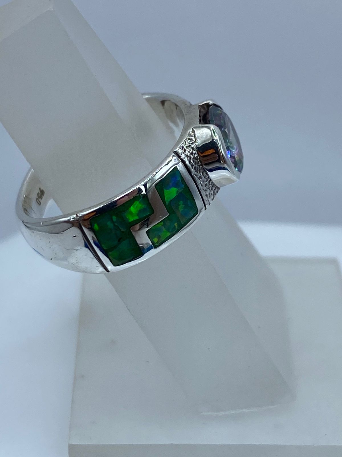 Anillo Contemporáneo de Plata .950 con Ópalo de Fuego y Zirconia Tornasol, vista de detalle