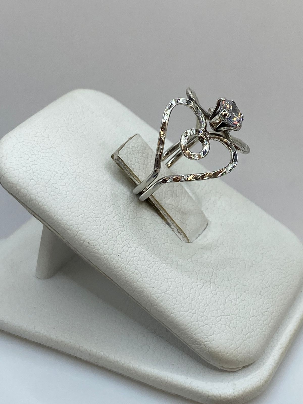 Anillo Corazón Abierto con Zirconia en Plata 925, vista de detalle