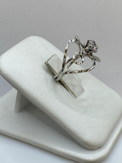 Anillo Corazón Abierto con Zirconia en Plata 925, vista de detalle