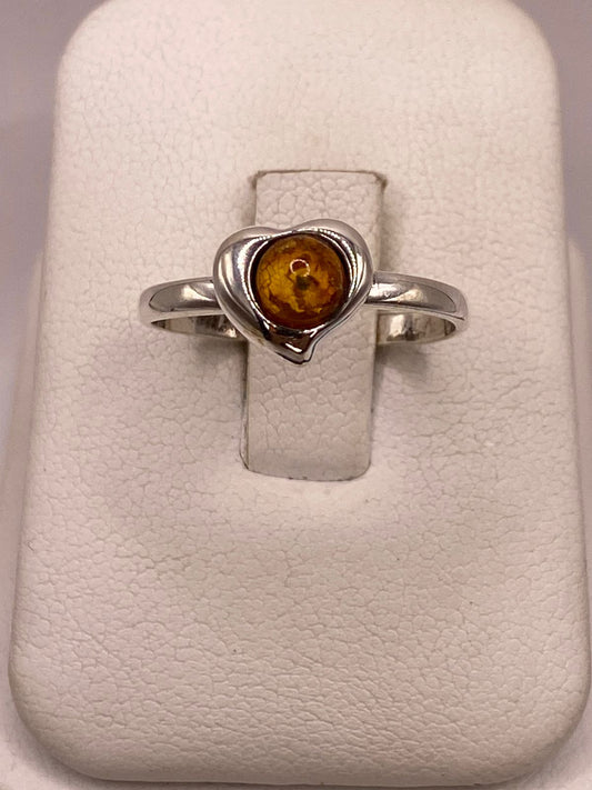 Anillo Corazón con Ámbar en Plata Ley 925 en báscula mostrando peso