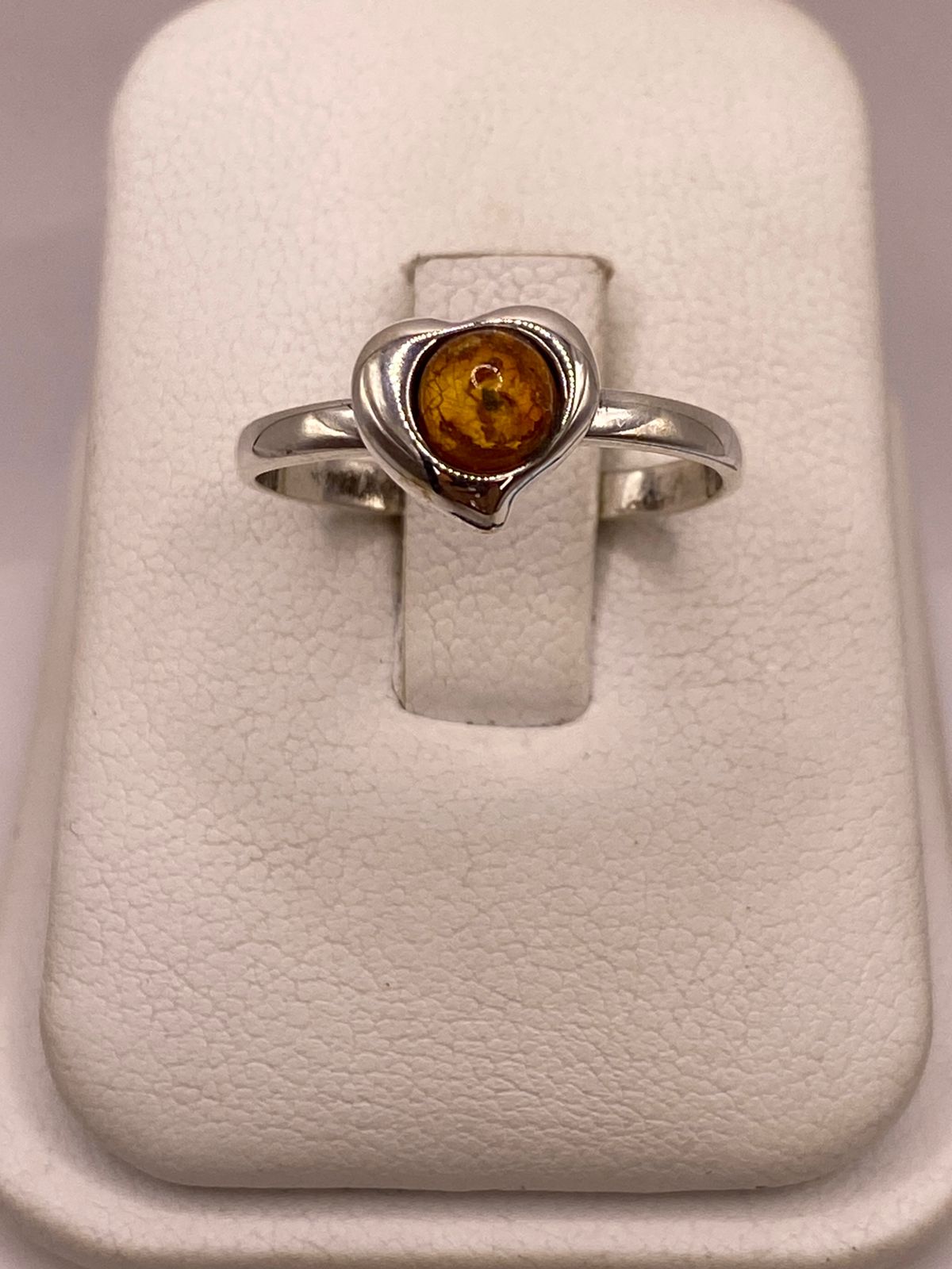 Anillo Corazón con Ámbar en Plata Ley 925, vista frontal