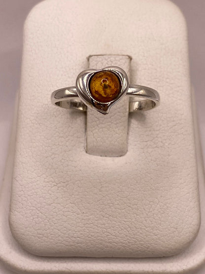 Anillo Corazón con Ámbar en Plata Ley 925, vista frontal