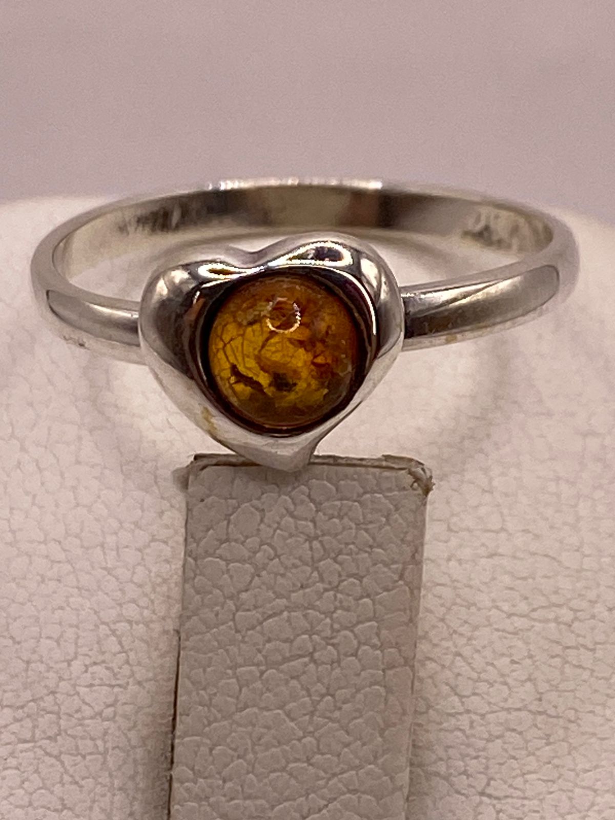 Anillo Corazón con Ámbar en Plata Ley 925, sello de autenticidad Plata Ley .925