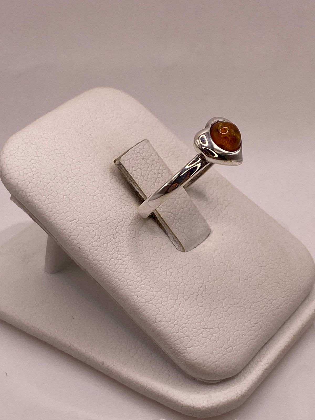 Anillo Corazón con Ámbar en Plata Ley 925, vista lateral