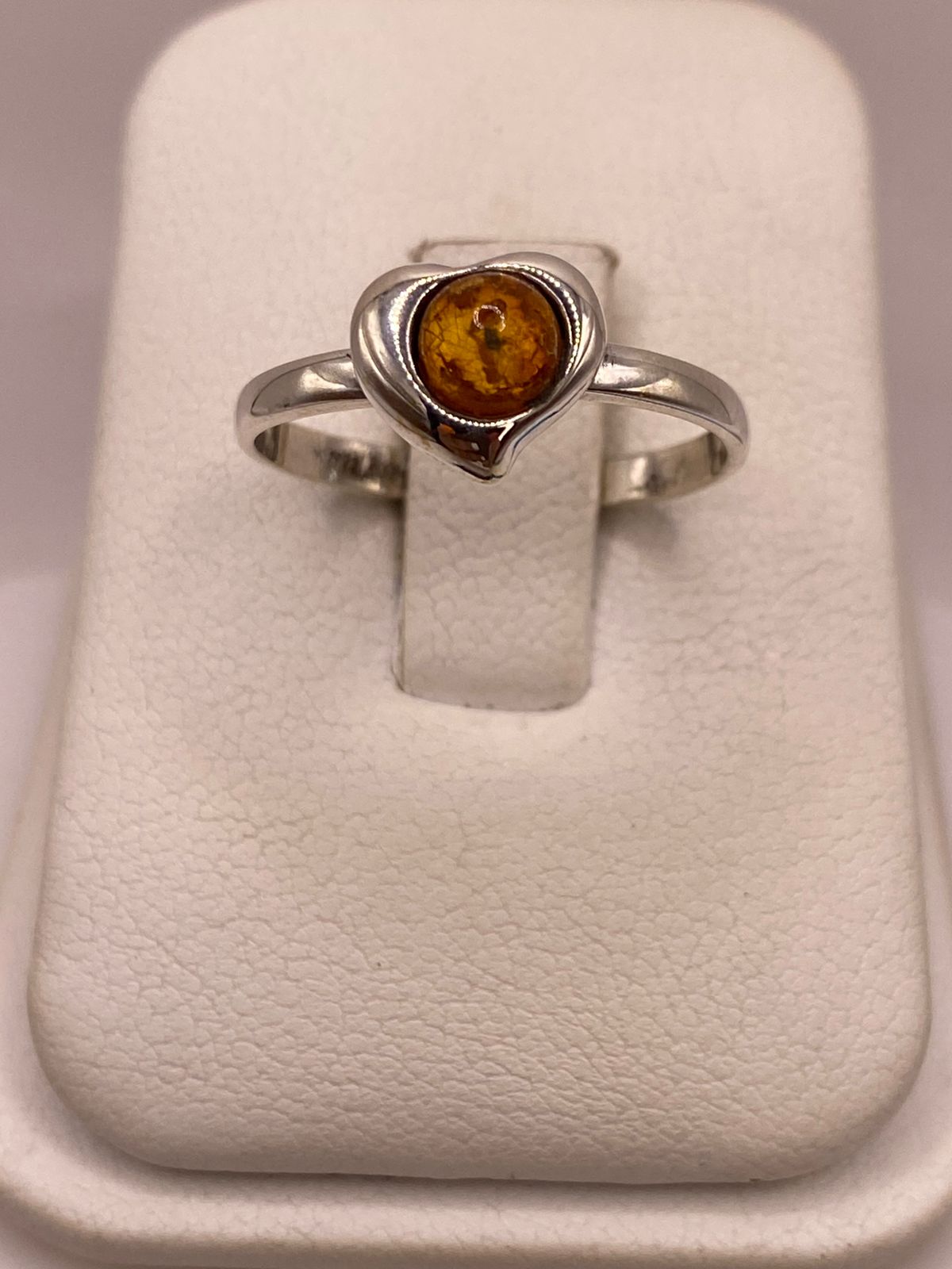 Anillo Corazón con Ámbar en Plata Ley 925, vista de detalle