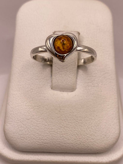 Anillo Corazón con Ámbar en Plata Ley 925, vista de detalle