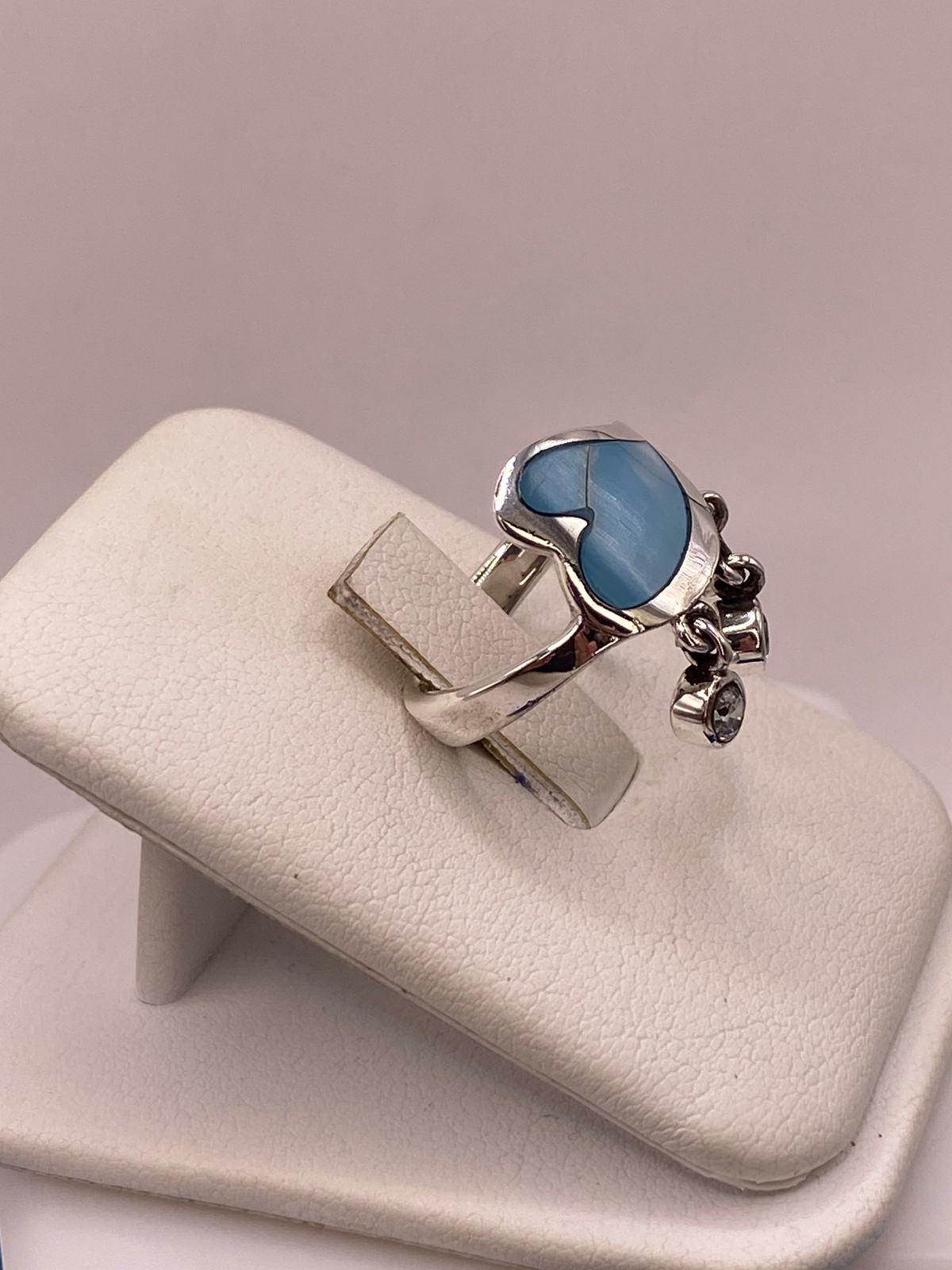 Anillo Corazón Artesanal de Plata Ley 925 con Nácar Azul, vista de detalle