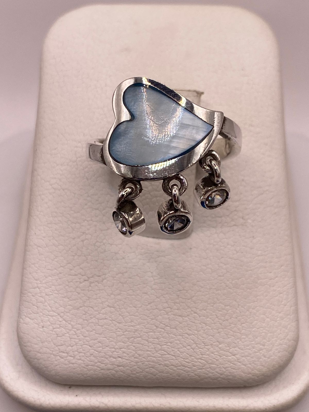 Anillo Corazón Artesanal de Plata Ley 925 con Nácar Azul — ángulo diagonal