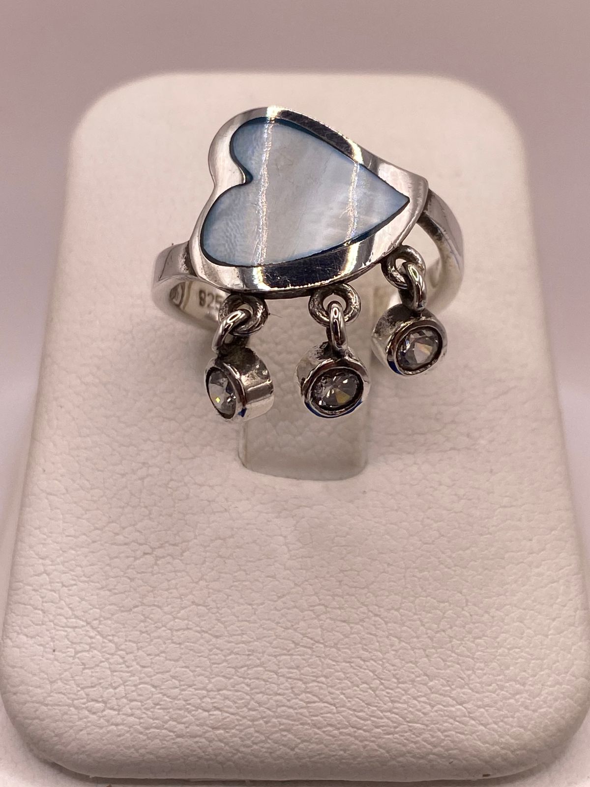 Anillo Corazón Artesanal de Plata Ley 925 con Nácar Azul, vista frontal