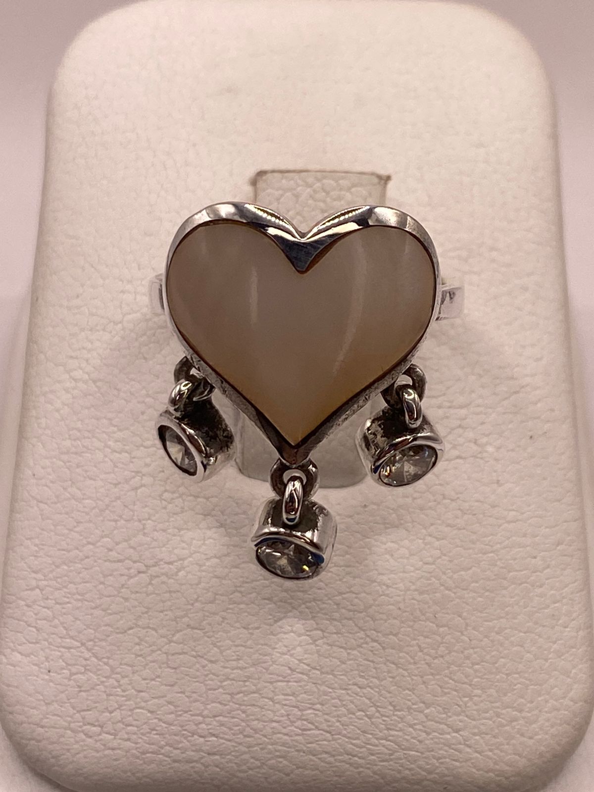 Anillo Corazón Artesanal de Plata Ley 925 con Nácar Natural en báscula mostrando peso