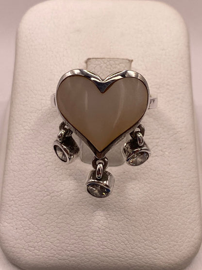 Anillo Corazón Artesanal de Plata Ley 925 con Nácar Natural en báscula mostrando peso