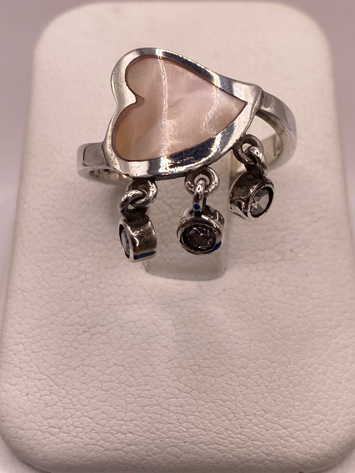 Anillo Corazón Artesanal de Plata Ley 925 con Nácar Natural — ángulo diagonal