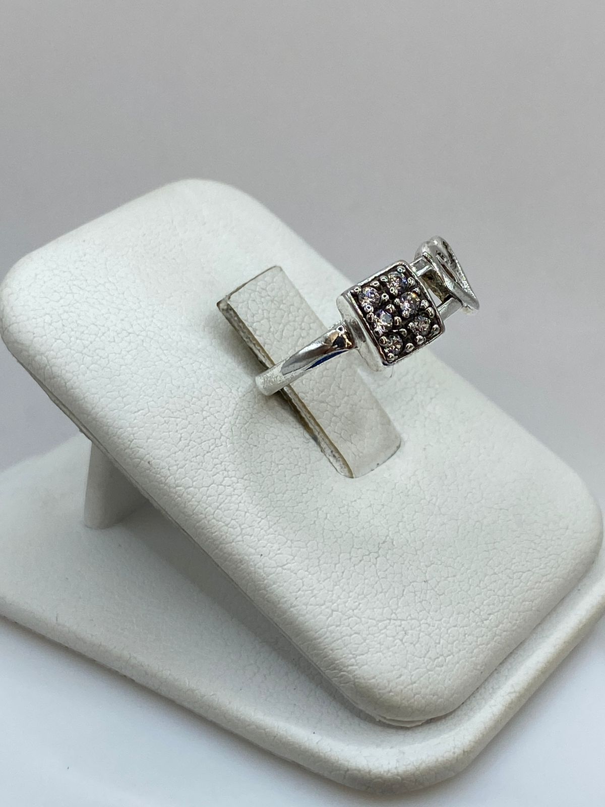 Anillo Corazón y Candado con Zirconia en Plata 925, vista lateral