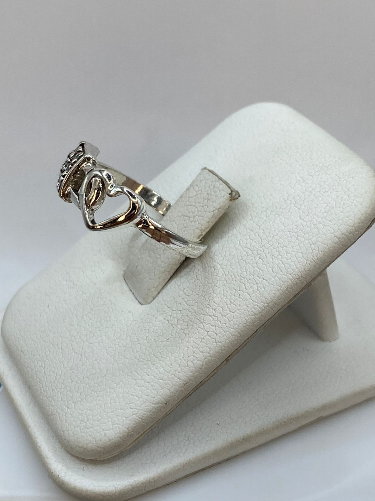 Anillo Corazón y Candado con Zirconia en Plata 925, vista de detalle