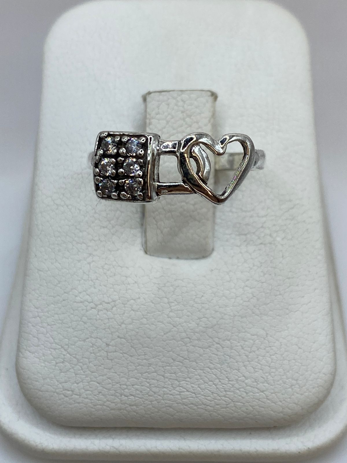 Anillo Corazón y Candado con Zirconia en Plata 925, vista frontal