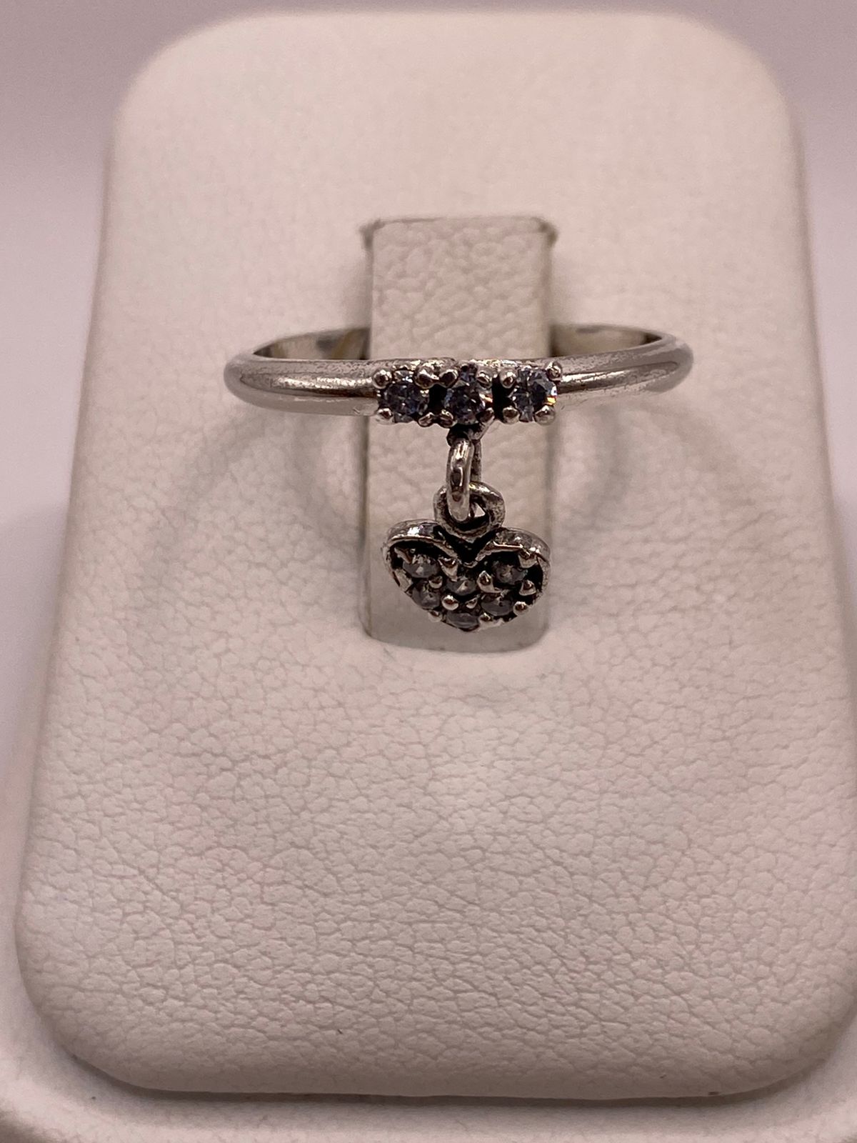 Anillo de Corazón Colgante con Zirconias Blancas en Plata Ley 925 en báscula mostrando peso