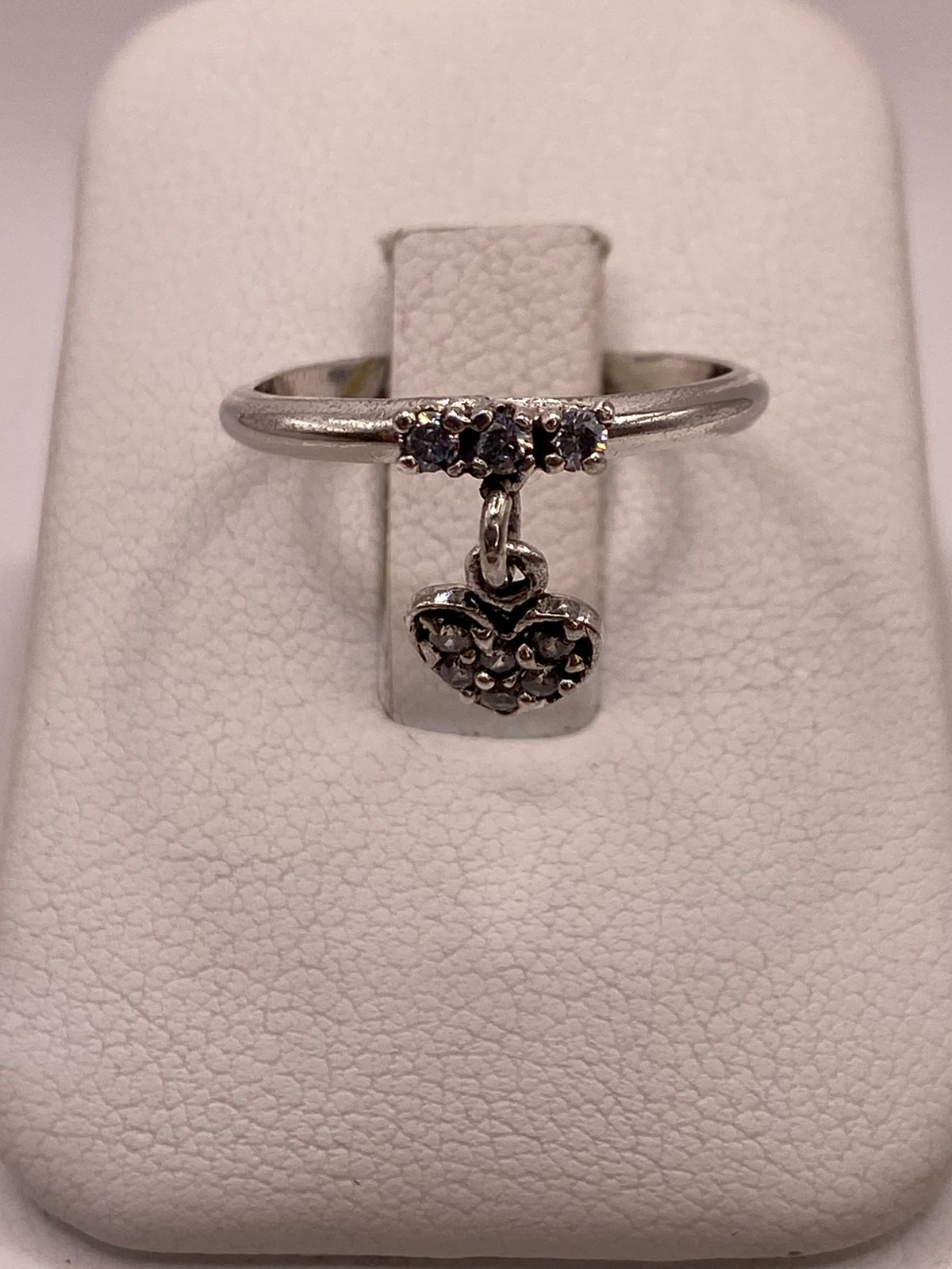 Anillo de Corazón Colgante con Zirconias Blancas en Plata Ley 925 en báscula mostrando peso