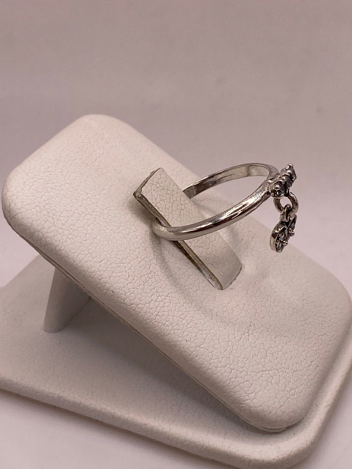 Anillo de Corazón Colgante con Zirconias Blancas en Plata Ley 925, vista lateral