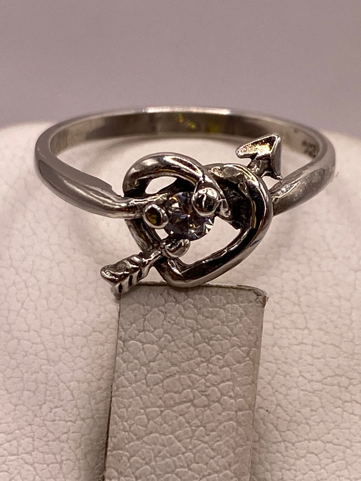 Anillo Corazón con Flecha y Zirconia en Plata 925, sello de autenticidad Plata Ley .925